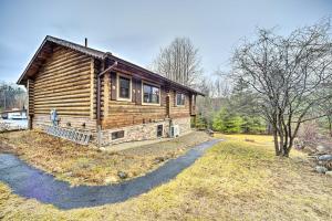 Middle GroveSpacious Cabin with Decks Near Saratoga Springs的相册照片