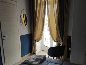 那不勒斯Il Viaggio di Dante Historical Center的一间卧室设有一张床和一个窗口