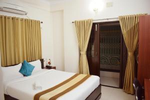 加尔各答Krishna Kunja " A Quiet & Peaceful Stay "的一间卧室设有一张床和一个滑动玻璃门