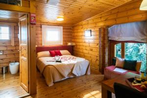 圣伊斯特维-德帕劳托德拉Hotel Somlom - ECO Friendly Montseny的小木屋内一间卧室,配有一张床