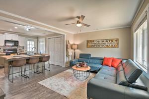 默夫里斯伯勒Cozy Murfreesboro Home with Furnished Patio!的一间带蓝色沙发的客厅和一间厨房