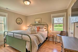 默夫里斯伯勒Cozy Murfreesboro Home with Furnished Patio!的一间卧室配有一张床、一张桌子和一个窗户。