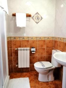 贝加德瓦尔卡尔塞Las Rocas的一间带卫生间和水槽的浴室