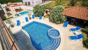 普拉Villa Filip - Private Pool & Gym的享有带蓝色躺椅的游泳池的顶部景致
