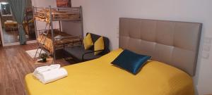 奥良AL "Hospedaria Por do sol" Sunset Olhao的一间卧室配有一张黄色的大床和一张沙发