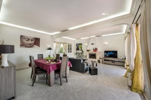 阿玛考德佩拉Villa Cadre的客厅配有桌子和沙发