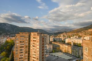 莫斯塔尔HelloSky Apartment的享有拥有建筑和山脉的城市美景