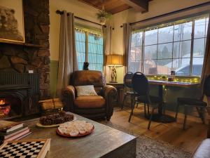 马姆莫斯湖红棕熊旅馆的客厅设有石制壁炉和桌子。