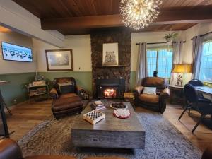 马姆莫斯湖红棕熊旅馆的客厅设有壁炉和桌子