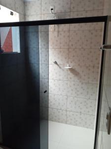 Ametista do SulApto 101 novo completo no centro da cidade em Ametista do sul的浴室里设有玻璃门淋浴