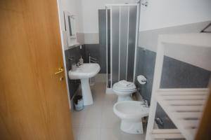 San VittorinoAirport Inn Preturo Affittacamere的一间带卫生间和水槽的小浴室