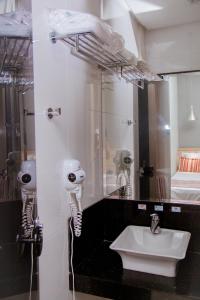 伊帕廷加Grande Hotel Ipatinga的一间带水槽和镜子的浴室