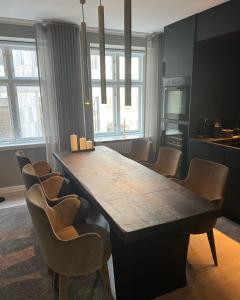哥本哈根Luxury new apartment - Heart of Copenhagen的用餐室配有大型木桌和椅子