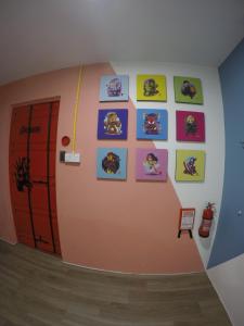 CukaiCoCo Guesthouse Kemaman的墙上挂有照片的房间