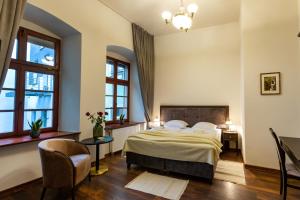 耶莱尼亚古拉ZEPPELIN APARTMENTS Simple Acomodation的一间卧室设有一张床和两个窗户。