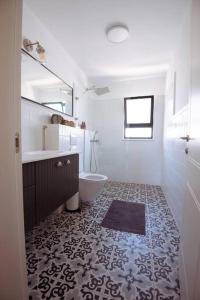 DaveratTavor zimmer אירוח כפרי מול נוף תבור的一间带水槽、卫生间和镜子的浴室