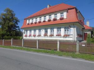 Kunratice拉古纳旅馆的白色的房子,有红色的屋顶和栅栏