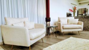 下博克特The Residence by Villa Alejandro的客厅配有两把椅子和一张桌子