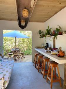 卡拉伊瓦Beco do Pescador的厨房配有桌椅和雨伞。
