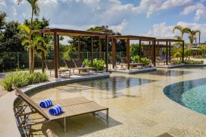 伊图佩瓦Cyan Resort by Atlantica的一个带躺椅和凉亭的度假游泳池