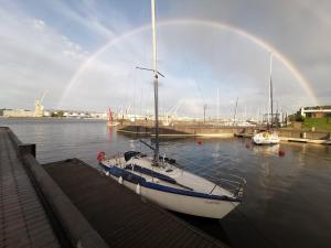 奈达JūraMiške的船在码头上,在天空中有一个彩虹