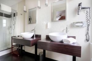 拉波勒贝斯特韦斯特布列塔尼拉博勒中心酒店的一间带两个盥洗盆和淋浴的浴室