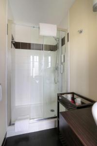拉波勒贝斯特韦斯特布列塔尼拉博勒中心酒店的带淋浴的浴室和玻璃门