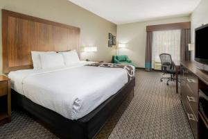 阿林顿沃斯堡西南拉昆塔套房酒店 的酒店客房设有一张大床和一台电视。
