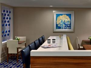 土桑土桑圣淘沙集团酒店的一间配备有白色桌椅的用餐室