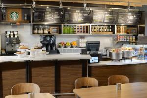 达拉斯Sonesta Select Dallas Central Expressway的一间设有柜台和桌子的快餐店