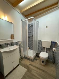 切塔尔多Il Feudo的带淋浴、卫生间和盥洗盆的浴室
