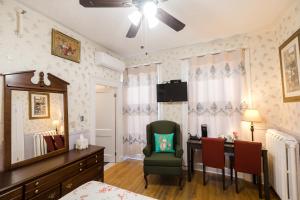 夏洛特顿Prince Street Suites的一间卧室配有书桌、椅子和桌子