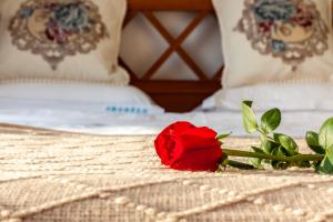 大理布露舍海景酒店的床上坐着红玫瑰