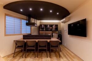 佐世保Oyado Kai - Vacation STAY 35285v的厨房配有桌椅和平面电视。