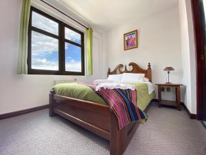 拉巴斯Inca's Room的一间卧室设有一张床和一个窗口