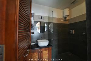 阿尔莫拉The Jungle Hook Binsar的一间带水槽和镜子的浴室