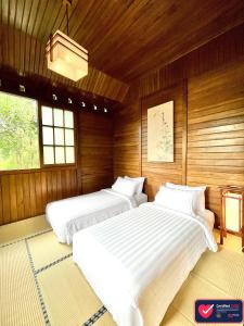 The Onsen Hot Spring Resort客房内的一张或多张床位