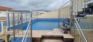 安波拉duplex appartement met zwembad, L'ampolla,的建筑物一侧的游泳池