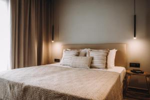 伊利索斯Cook's Club Ialysos Rhodes的一间卧室配有带白色床单和枕头的床。