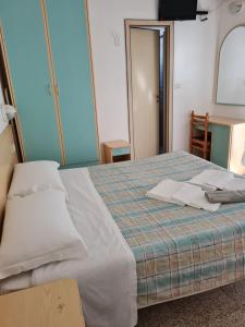 马可尼米拉马尔酒店客房内的一张或多张床位