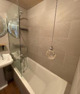 格兰奇奥沃桑茨SANDYVIEWS的带浴缸和盥洗盆的浴室