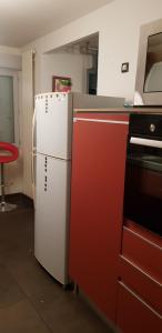 里昂Appartement privée Lyon 3的厨房配有白色冰箱和炉灶。