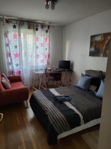 Appartement privée Lyon 3客房内的一张或多张床位