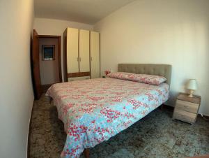 RoccamoriceIl Canto degli Uccelli的一间小卧室,配有床和床头柜