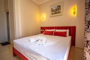 都拉斯Hotel Vila Misiri的一间卧室配有一张床,上面有两条毛巾