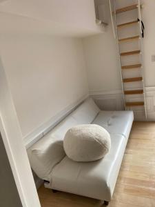 吴市SASAKOJIMA cottage的房间里的一张带枕头的白色沙发