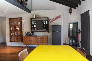 阿格诺La casa di Arnaldo "Punarinta"的冰箱里的一个黄色桌子和椅子