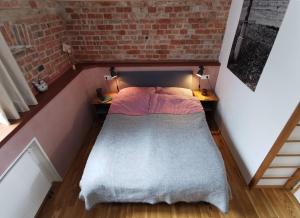 巴林根Zur alten Scheune的一间小卧室,卧室内有一张砖墙床