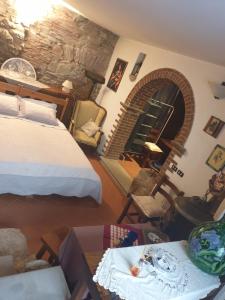 安布拉Helga's House- Una Finestra sul Borgo的一间卧室设有一张床和石墙