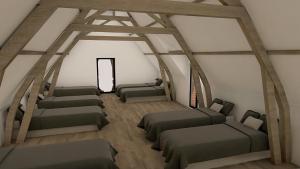 Sint-DenijsHoeve Ten Rooden Duifhuize的一间带四张床的客房,位于带横梁的房间内